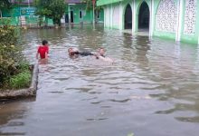Lokasi banjir malah digunakan renang anak-anak di Rangkasbitung. Foto: Antara