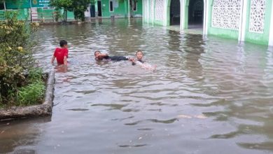 Lokasi banjir malah digunakan renang anak-anak di Rangkasbitung. Foto: Antara