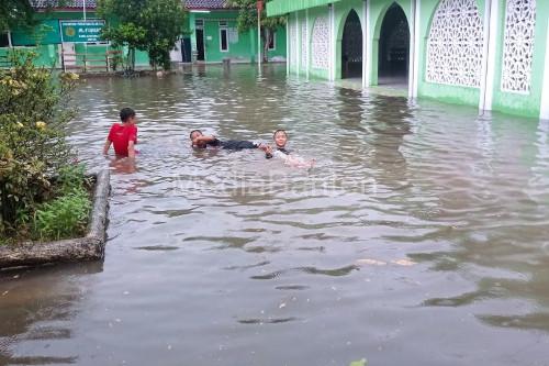 Lokasi banjir malah digunakan renang anak-anak di Rangkasbitung. Foto: Antara