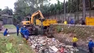 Aksi bersih-bersih Kali Sabi Cibodas, Kota Tangerang. Foto Biro Adpim Banten
