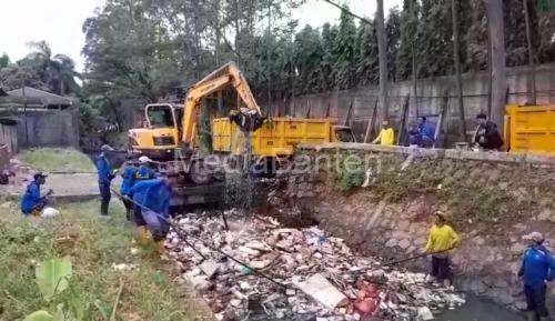Aksi bersih-bersih Kali Sabi Cibodas, Kota Tangerang. Foto Biro Adpim Banten