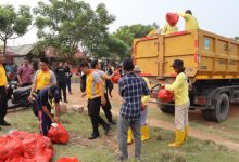 Polres Serang dan mahasiswa UGM bersihkan sampah di pantai Lontar. Foto: Yonon