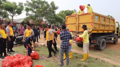 Polres Serang dan mahasiswa UGM bersihkan sampah di pantai Lontar. Foto: Yonon