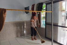 Personel Polsek Pamarayan bersihkan mushola. Foto: Yono