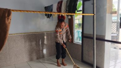 Personel Polsek Pamarayan bersihkan mushola. Foto: Yono