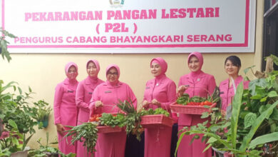 Ketua Bhayangkari Polda Banten, Wie Rudi Heriyanto dan rombongan. Foto: Yono