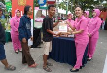 Bhayangkari Polres Serang berbagi takjil dan makanan jelang buka puasa. Foto: Yono