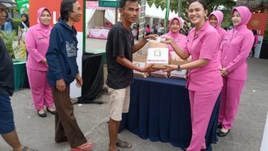Bhayangkari Polres Serang berbagi takjil dan makanan jelang buka puasa. Foto: Yono