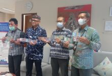 Kepala Perwakilan BI Banten, Imanuddin Sahabat memperlihatkan uang rupiah baru emisi 2022. Foto: Aden Hasanudin