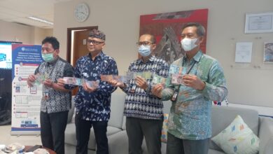 Kepala Perwakilan BI Banten, Imanuddin Sahabat memperlihatkan uang rupiah baru emisi 2022. Foto: Aden Hasanudin