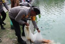 Kapolres Serang, AKBP Condro Sasongko menebar bibit ikan emas. Foto: Yono