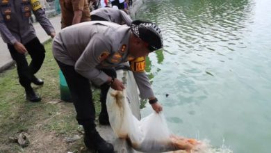 Kapolres Serang, AKBP Condro Sasongko menebar bibit ikan emas. Foto: Yono