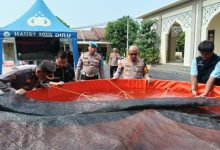 Kapolres Serang AKBP Condro Sasongko menebar 200.000 bibit ikan lele dan nila. Foto: Yono