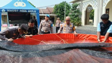 Kapolres Serang AKBP Condro Sasongko menebar 200.000 bibit ikan lele dan nila. Foto: Yono