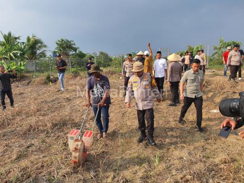 Kapolres Serang, AKBP Condro Sasongko menanam bibi jagung. Foto: Yono