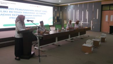 Kapal BKD Banten, Ai Dewi Suzana memimpin pemusnahan arsip berumur lebih 15 tahun. Foto BKD Banten