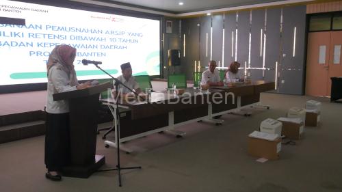 Kapal BKD Banten, Ai Dewi Suzana memimpin pemusnahan arsip berumur lebih 15 tahun. Foto BKD Banten