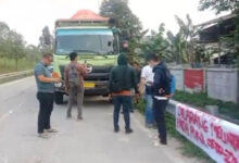 Salah satu dump truk pengangkut tanah yang dihentikan di Kota Tangerang. Foto: Iqbal Kurnia