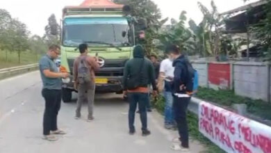 Salah satu dump truk pengangkut tanah yang dihentikan di Kota Tangerang. Foto: Iqbal Kurnia