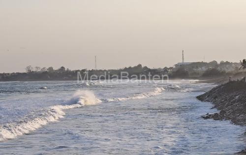 BMKG memperingatkan prediksi gelombang tinggi hingga 4 meter di 10 provinsi, termasuk Banten. Foto Antara