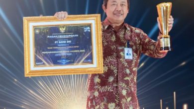 Penghargaan BPD Terbaik 2023 diterima Bank DKI. Foto: Diskominfotik DKI Jakarta