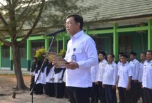 Kepala BNNK Lampung Selatan, AKBP Rahmad Hidayat jadi Pembinca Upacara di MAN 1 Lampung Selatan. Foto Daeng Yusvin