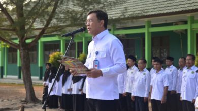 Kepala BNNK Lampung Selatan, AKBP Rahmad Hidayat jadi Pembinca Upacara di MAN 1 Lampung Selatan. Foto Daeng Yusvin