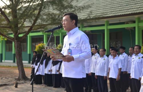 Kepala BNNK Lampung Selatan, AKBP Rahmad Hidayat jadi Pembinca Upacara di MAN 1 Lampung Selatan. Foto Daeng Yusvin