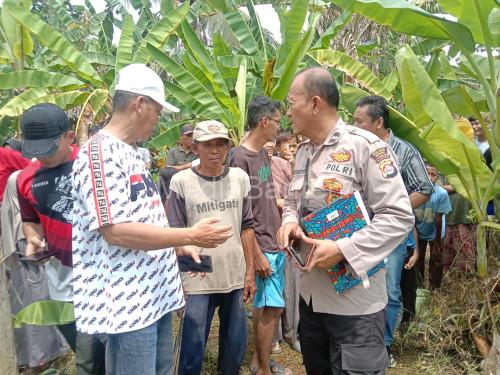 Proses evakuasi penemuan mayat bocah di Suangai Ciujung. Foto: Yono