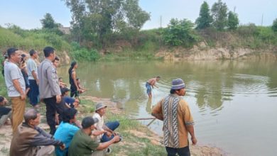 Pencarian bocah SD yang tenggelam di bekas galian pasir Pamarayan. Foto: Yono