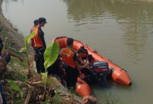 Pencarian bocah SD yang dilaporkan hilang di kali irigasi Sentul. Foto: Yono