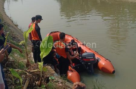 Pencarian bocah SD yang dilaporkan hilang di kali irigasi Sentul. Foto: Yono