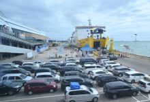 Bongkar muat kapal fery di Pelabuhan Merak. Foto Daeng Yusvin