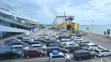 Bongkar muat kapal fery di Pelabuhan Merak. Foto Daeng Yusvin