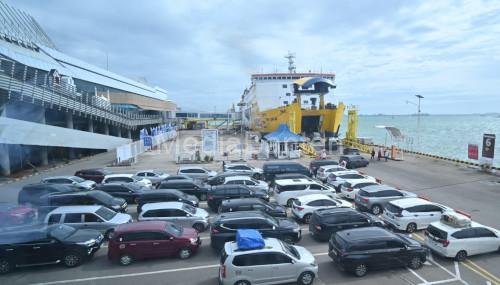Bongkar muat kapal fery di Pelabuhan Merak. Foto Daeng Yusvin