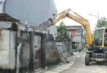 Sejumlah bangunan dibongkar di Kali Angke, Kota Tangerang untuk normalisasi Kali Angke. Foto Antara