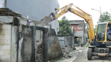 Sejumlah bangunan dibongkar di Kali Angke, Kota Tangerang untuk normalisasi Kali Angke. Foto Antara