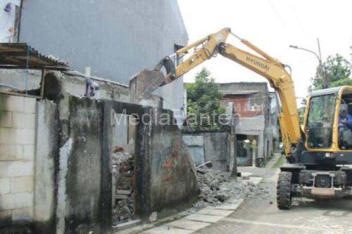 Sejumlah bangunan dibongkar di Kali Angke, Kota Tangerang untuk normalisasi Kali Angke. Foto Antara
