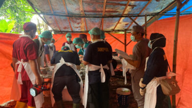 Otopsi terhadap korban kecelakaan lalu lintas di Cikande. Foto: Yono