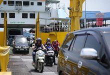 Bongkar muat di salah satu dermaga di Pelabuhan Merak. Foto Daeng Yusvin