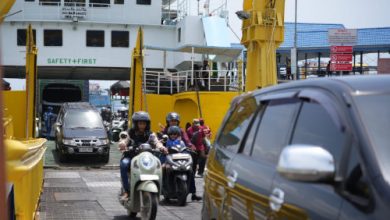 Bongkar muat di salah satu dermaga di Pelabuhan Merak. Foto Daeng Yusvin