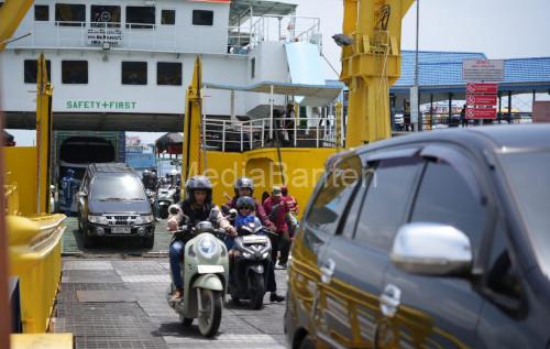 Bongkar muat di salah satu dermaga di Pelabuhan Merak. Foto Daeng Yusvin