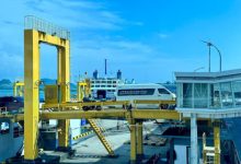 Bongkar muat pada dermaga eksektutif Pelabuhan Merak. Foto Daeng Yusvin