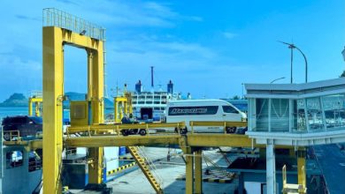 Bongkar muat pada dermaga eksektutif Pelabuhan Merak. Foto Daeng Yusvin