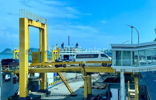 Bongkar muat pada dermaga eksektutif Pelabuhan Merak. Foto Daeng Yusvin