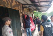 Pembongkaran pos ormas di Tagerang. Foto: Antara