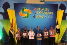 Penghargaan booth terbaik di Expo Otonomi Apkasi. Foto: Diskominfo Kab Tangerang