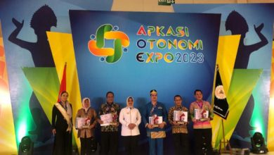 Penghargaan booth terbaik di Expo Otonomi Apkasi. Foto: Diskominfo Kab Tangerang