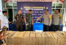 Konferensi Pers penyitaan 2.412 botol miras oleh Polres Tangerang. Foto: Iqbal Kurnia