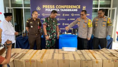 Konferensi Pers penyitaan 2.412 botol miras oleh Polres Tangerang. Foto: Iqbal Kurnia